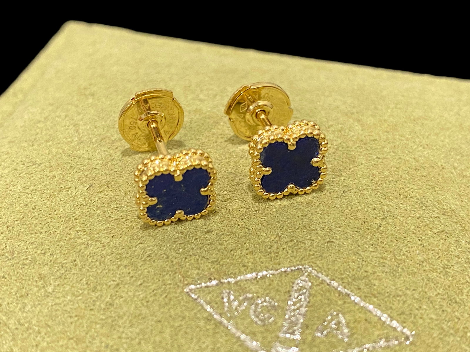 Van Cleef & Arpels Sweet Alhambra Earstuds, 18K yellow gold, Lapis Lazuli (1 of 6)
