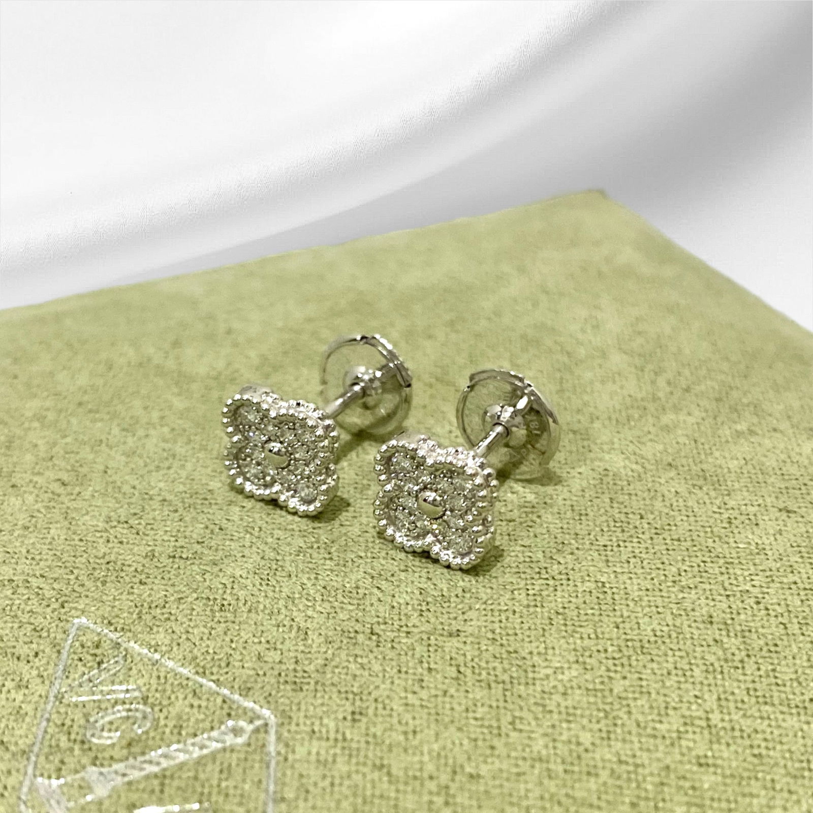 Van Cleef & Arpels Sweet Alhambra Earstuds, 18K White gold, Diamond (1 of 5)