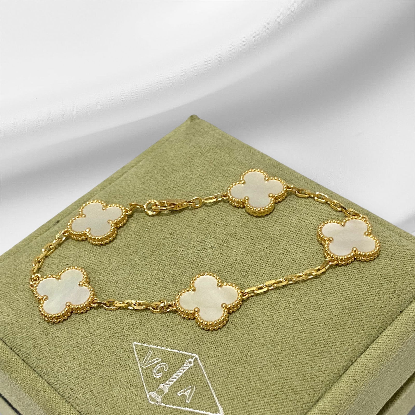 Van Cleef & Arpels Vintage Alhambra Mother of Pearl 5 motifs bracelet in 18k Yellow gold.: Condition: Like new. Brand: Van Cleef & Arpels. Metal: 18k Yellow gold.Gem stone: Mother of Pearl. 5 Stones. Clasp: Hallmark clasp in 18K yellow gold. Retail price: $4,600. Comes with an original box