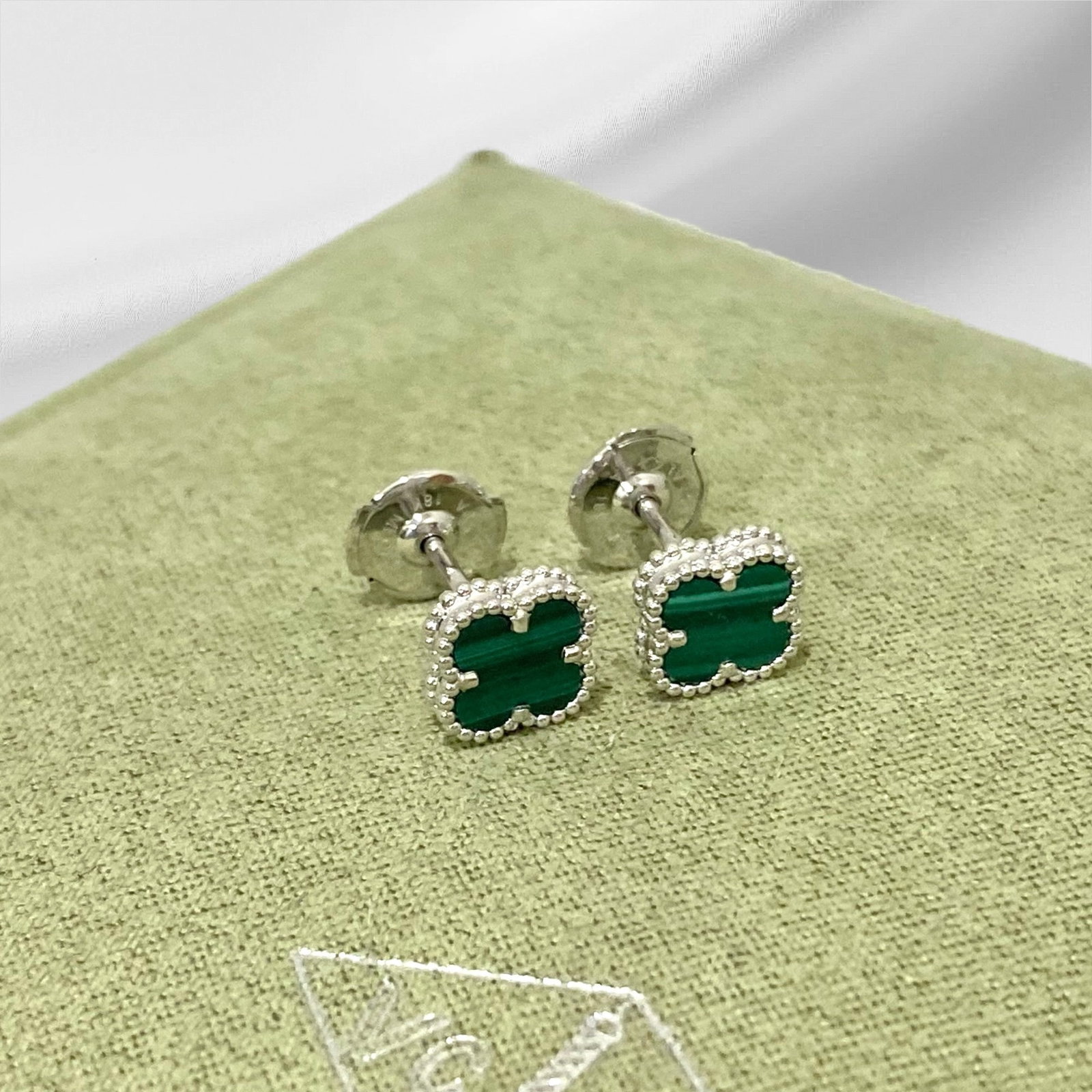 Van Cleef & Arpels Sweet Alhambra Earstuds, 18K White gold, Malachite: Brand: Van Cleef & Arpels. Condition: Like new. Metal: 18K White gold. Gemstone: Malachite.Gemstone Count: 2 Stones. Comes in original box or pouch