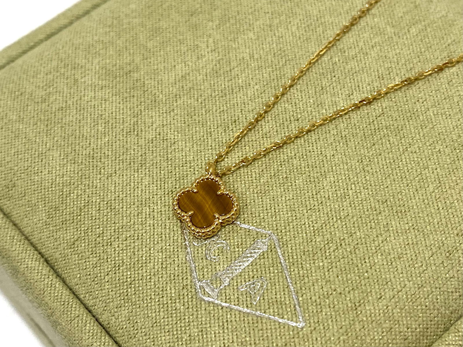 Van Cleef & Arpels sweet Alhambra Pendant, 18K Yellow gold, Tiger Eye (1 of 6)