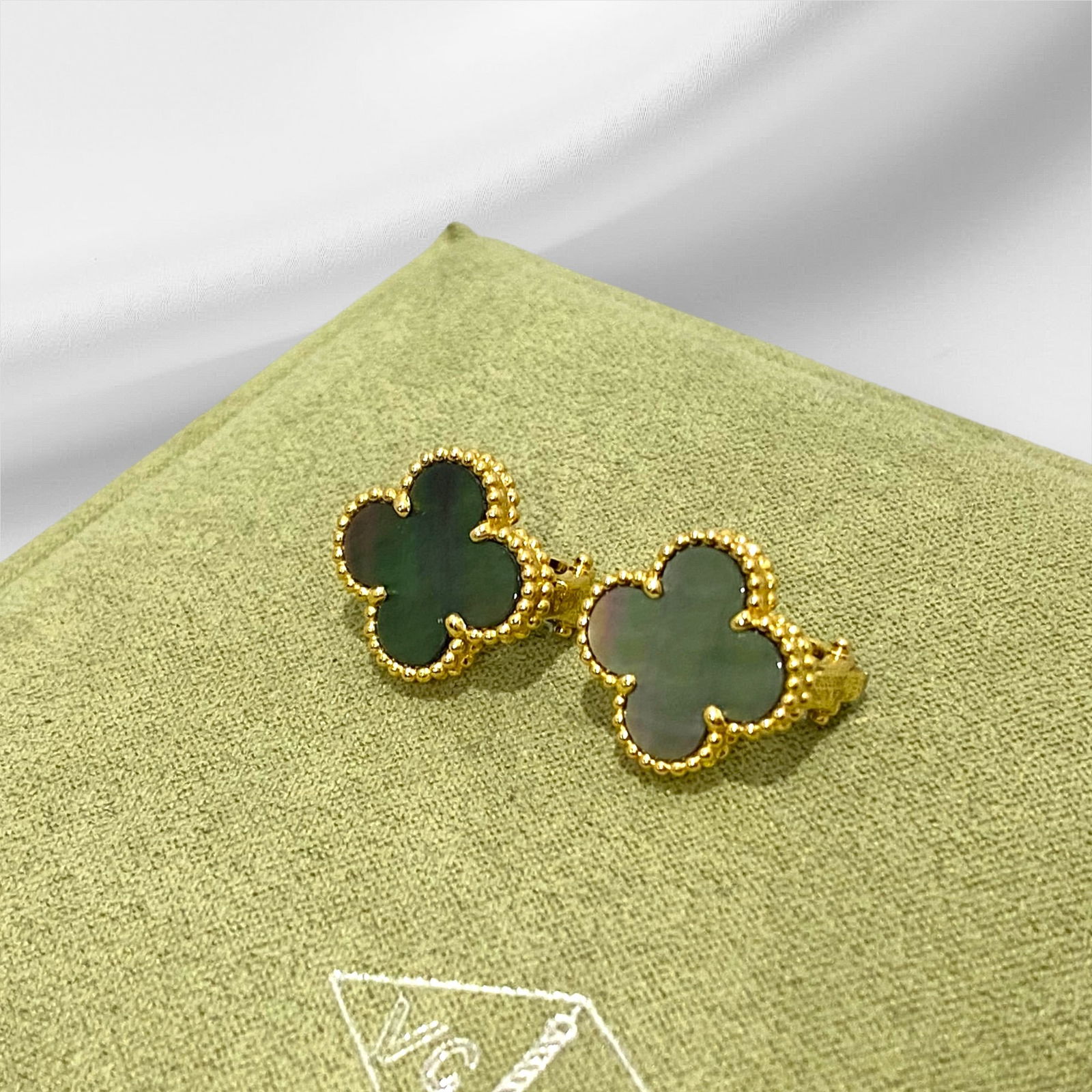 Van Cleef & Arpels Vintage Alhambra earrings, 18K yellow gold, Grey Mother-of-pearl (1 of 5)