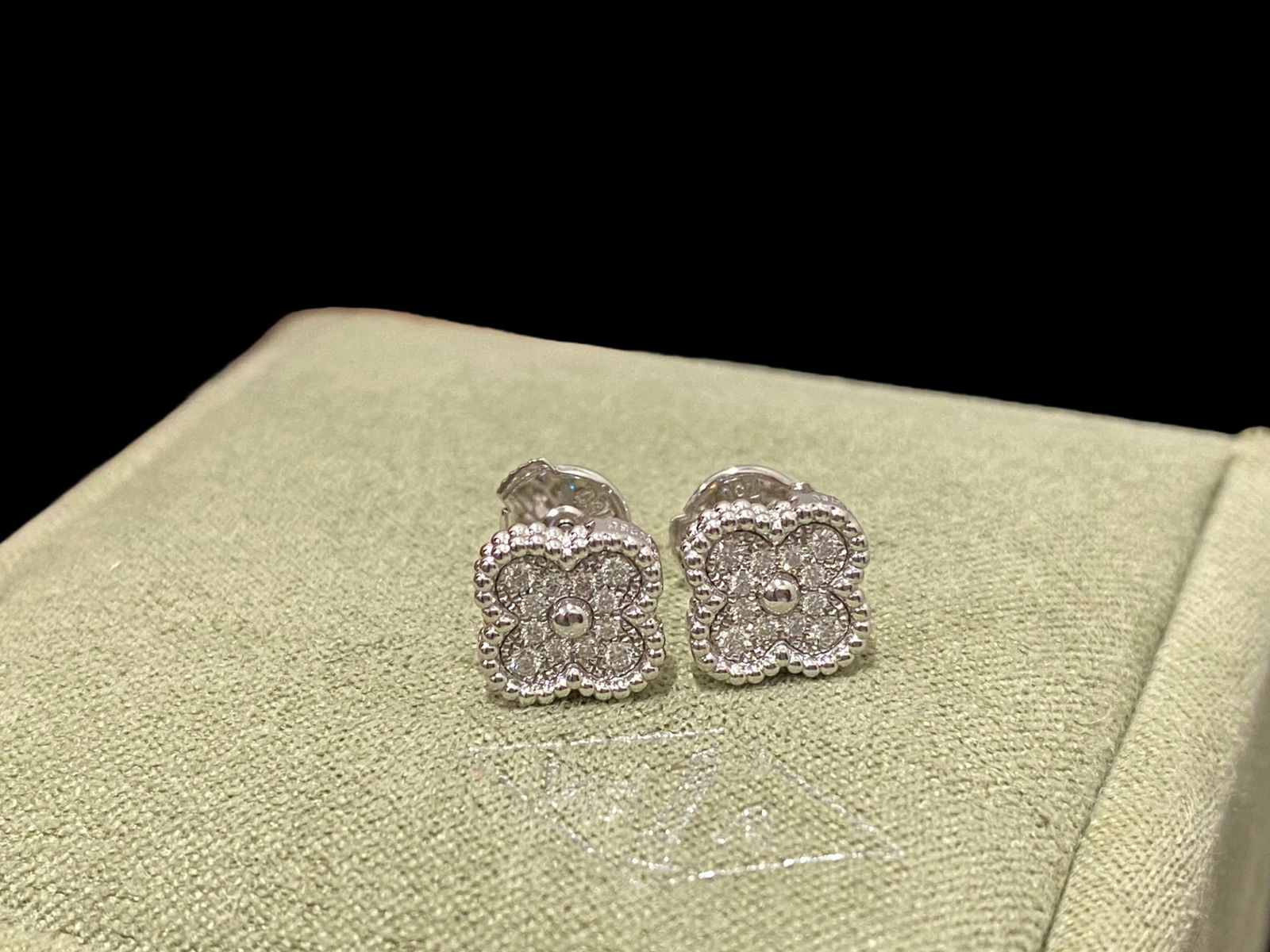 Van Cleef & Arpels Sweet Alhambra Earstuds, 18K White gold, Diamond (1 of 6)