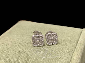 Van Cleef & Arpels Sweet Alhambra Earstuds, 18K White gold, Diamond