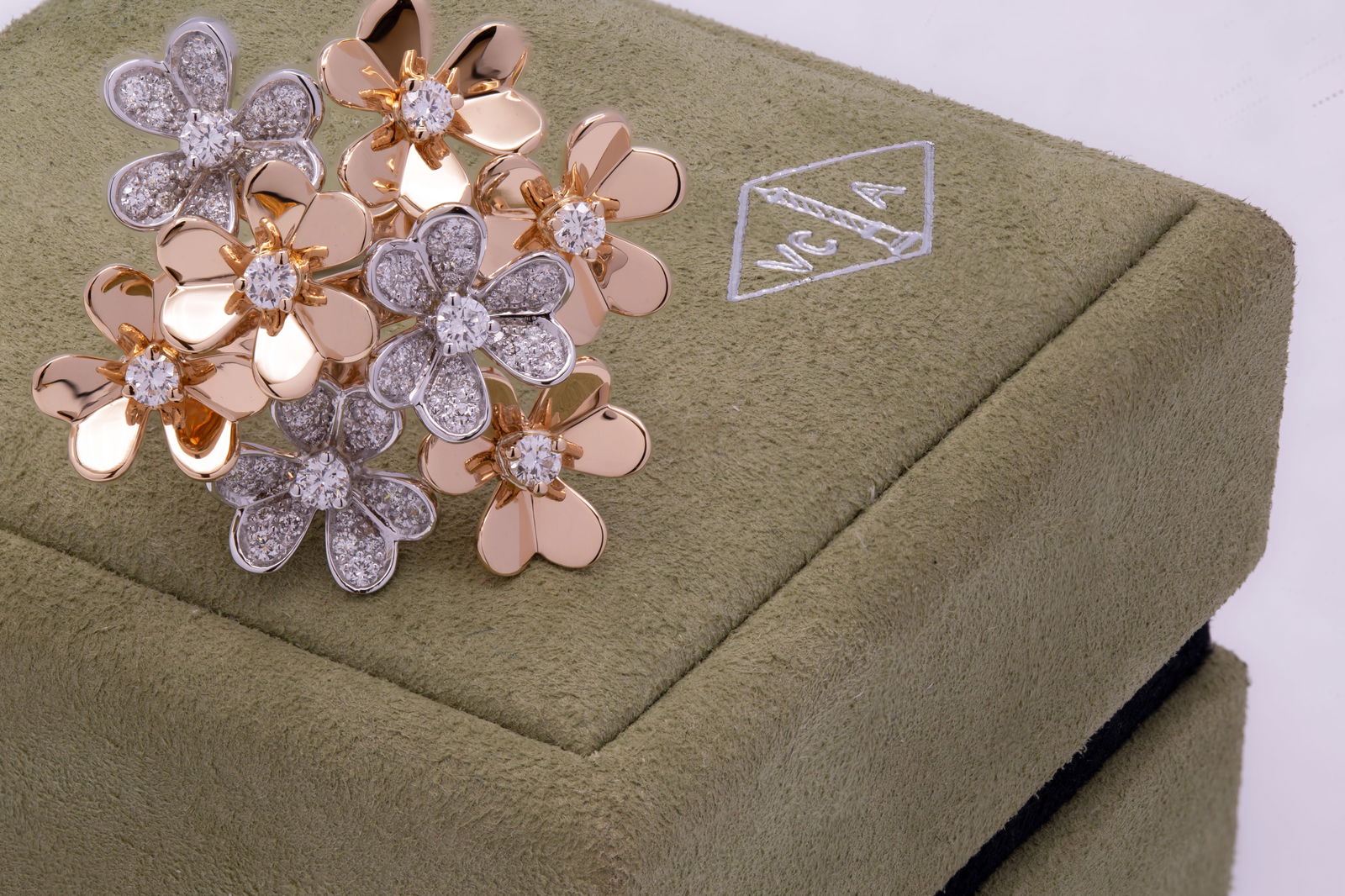 Van Cleef & Arpels Frivole ring, 8 flowers, 18K rose gold, rhodium-plated 18K white gold, round (1 of 4)