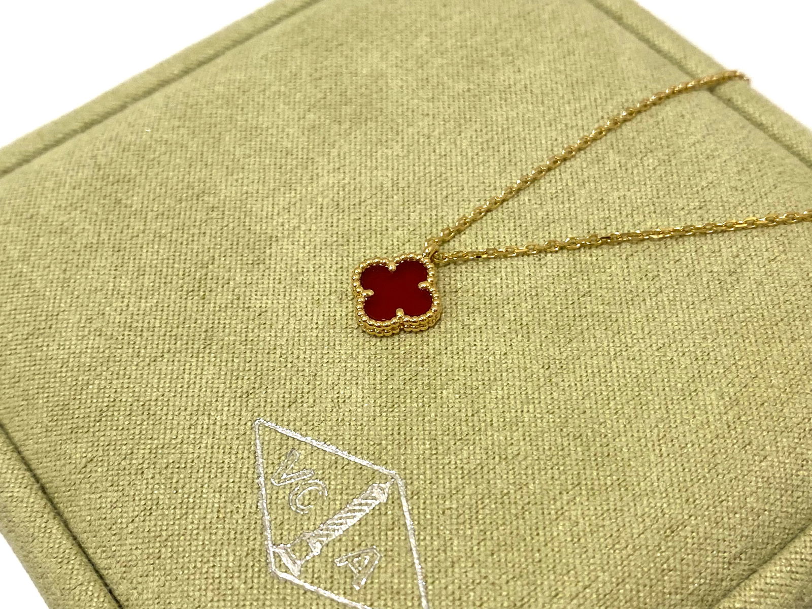 Van Cleef & Arpels Sweet Alhambra Pendant, 18K Yellow gold, Carnelian: Brand: Van Cleef & Arpels. Condition: Like new. Metal: 18K Yellow gold. Gemstone: Carnelian Gemstone Count: 1 Stone Comes with an original box or pouch.
