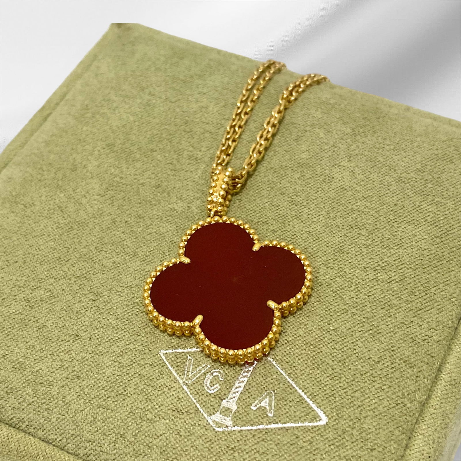 Van Cleef & Arpels Magic Alhambra long necklace, 1 motif 18K yellow gold, Carnelian: Brand: Van Cleef & ArpelsCondition: Like newMetal: 18K Yellow goldGemstone: CarnelianGemstone Count: Carnelian 1 StoneClasp: Hallmark clasp in 18K yellow goldChain length: 35 inchesComes in original b
