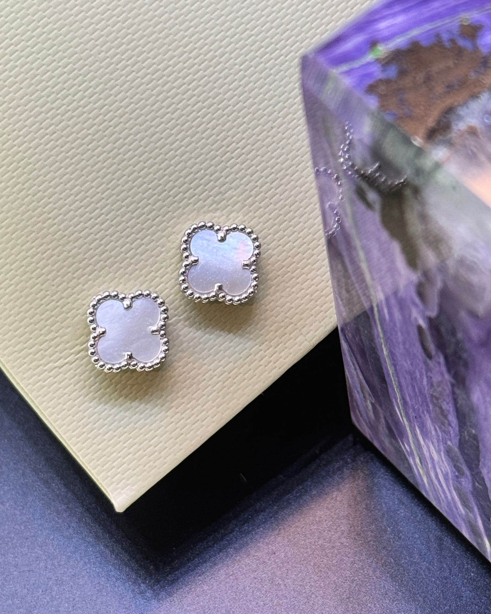 Van Cleef & Arpels Sweet Alhambra Earstuds, 18K White gold, Mother of pearl: Brand: Van Cleef & Arpels. Condition: Like new.Metal: 18K White gold. Gemstone: Mother of pearl. Gemstone Count 2 Stones. Comes in original box or pouch