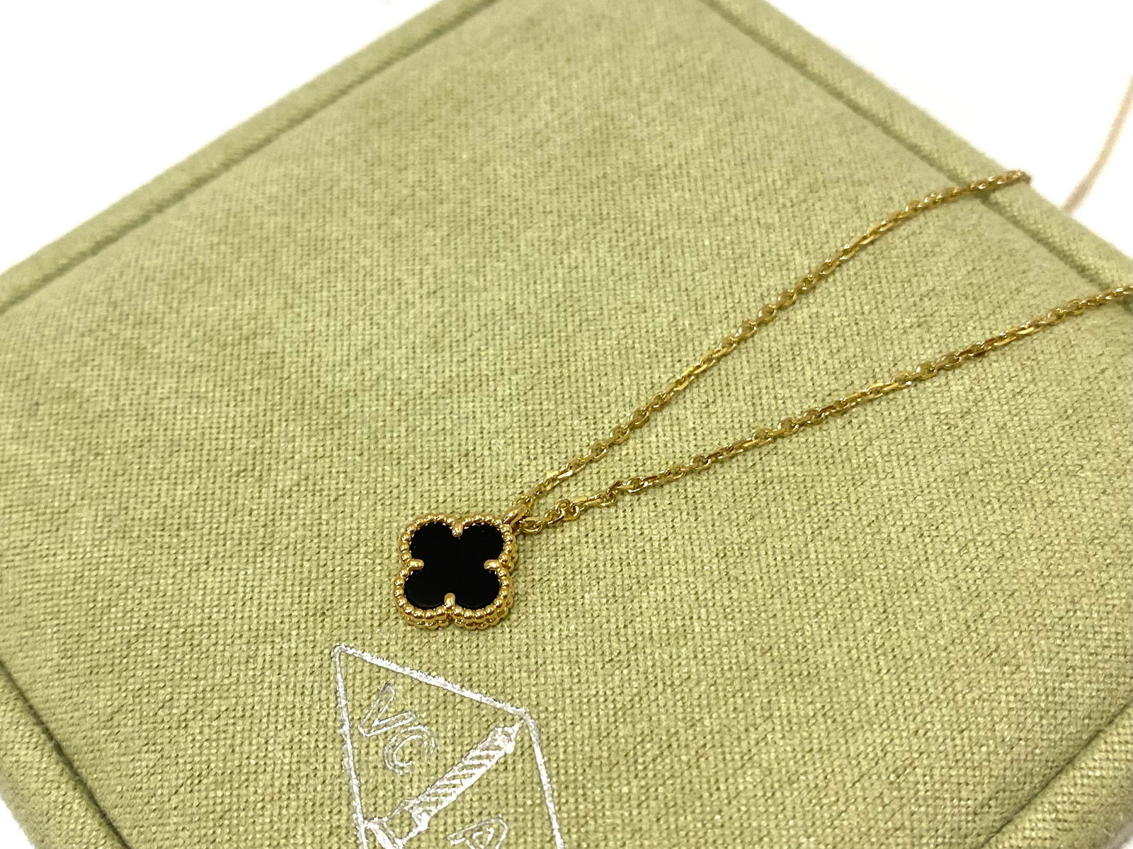 Van Cleef & Arpels sweet Alhambra Pendant, 18K yellow gold, Onyx: Brand: Van Cleef & Arpels Condition: Like new. Metal: 18K Yellow gold.Gemstone: Onyx Gemstone Count: 1 Stone Comes with an original box or pouch.