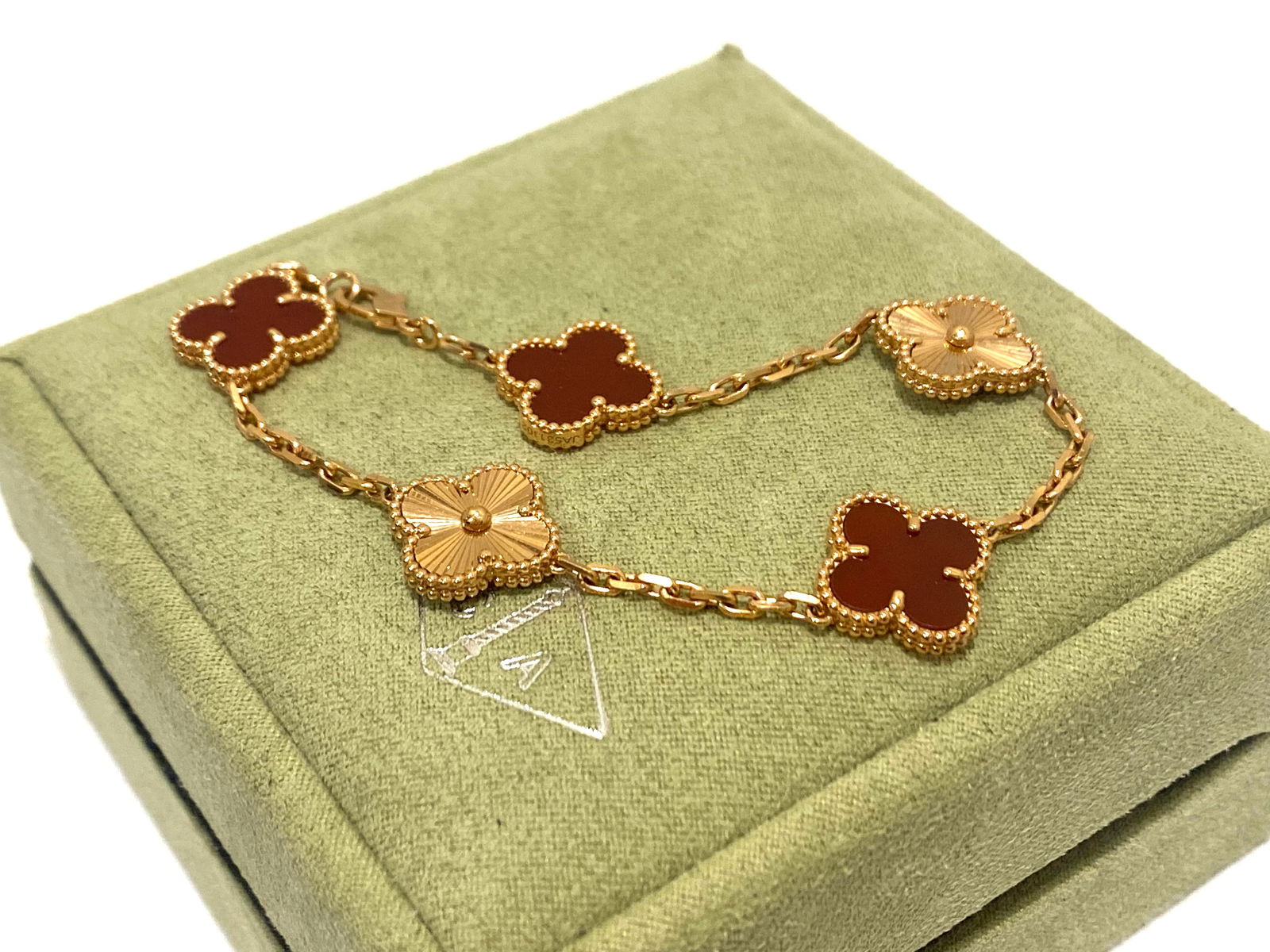 Van Cleef & Arpels Vintage Alhambra bracelet, 5 motifs, 18K Rose gold, Carnelian. (1 of 4)