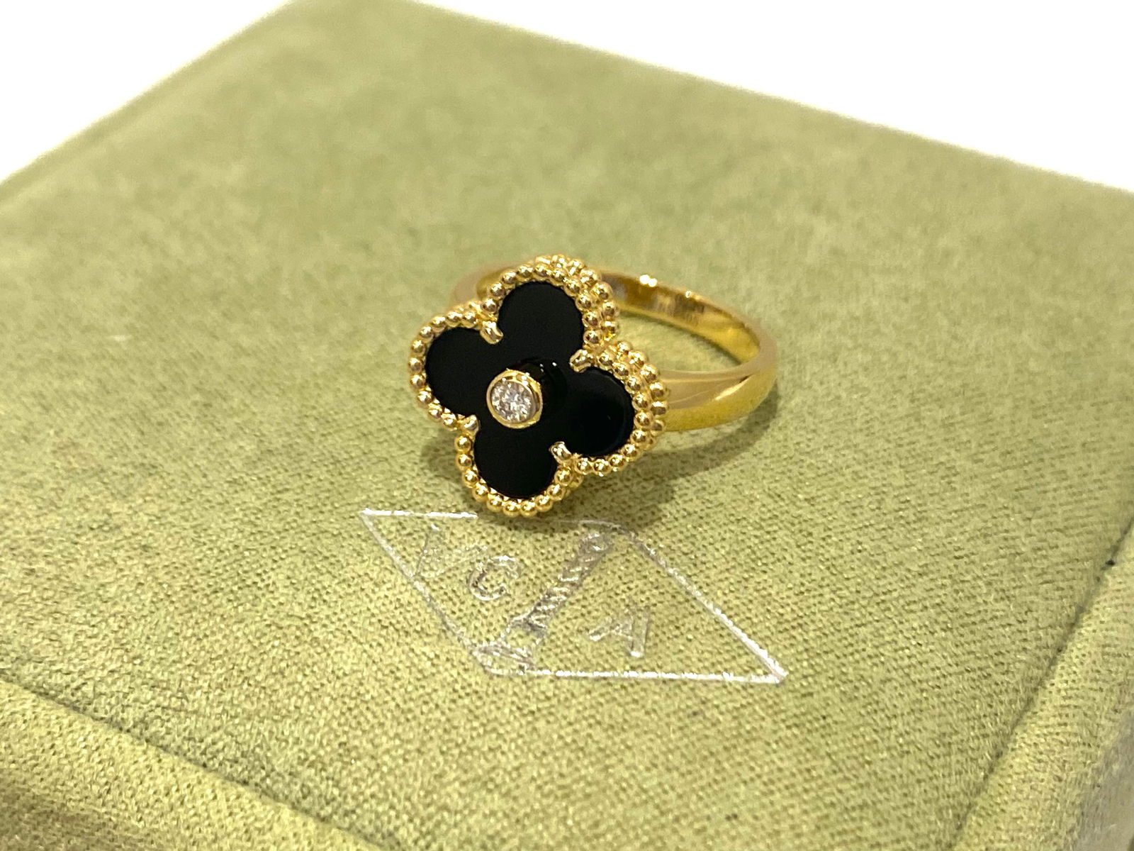 Van Cleef and Arpels Vintage Alhambra ring, 18K yellow gold, Onyx, diamond, size: 57: Condition: Like new. Brand: Van Cleef & Arpels. Metal: 18k yellow gold.Gem stone: Diamond: 1 stone, 0.05 carat. Gem stone: OnyxRing size: 57 Comes with an original box or pouch.