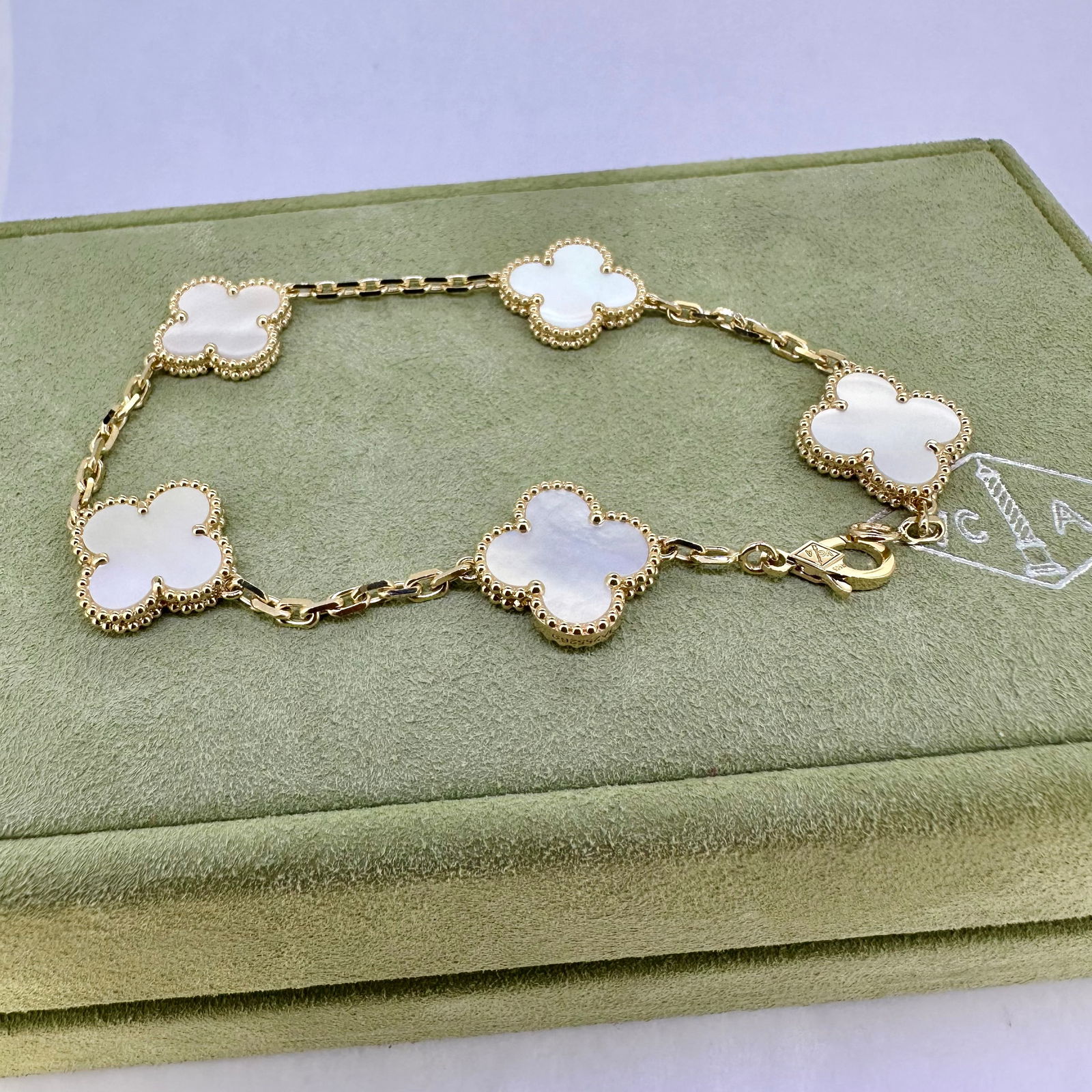 Van Cleef & Arpels Vintage Alhambra bracelet, 5 motifs 18k Yellow gold and Mother-of-pearl.: Condition: Like new. Brand: Van Cleef & Arpels. Metal: 18k Yellow gold. Gemstone: Mother-of-pearl. 5 Stones. Comes with an original box or pouch.