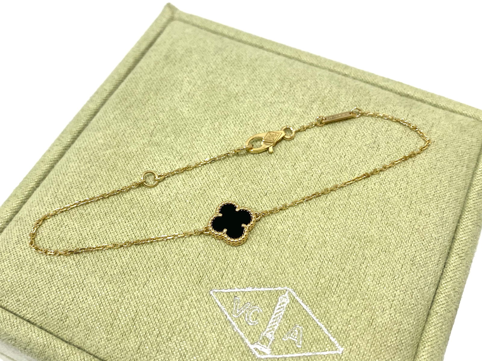 Van Cleef & Arpels sweet Alhambra Bracelet, 18K yellow gold, Onyx: Brand: Van Cleef & Arpels. Condition: Like new. Metal: 18K Yellow gold.Gemstone: Onyx Gemstone Count: 1 Stone Comes with an original box or pouch.