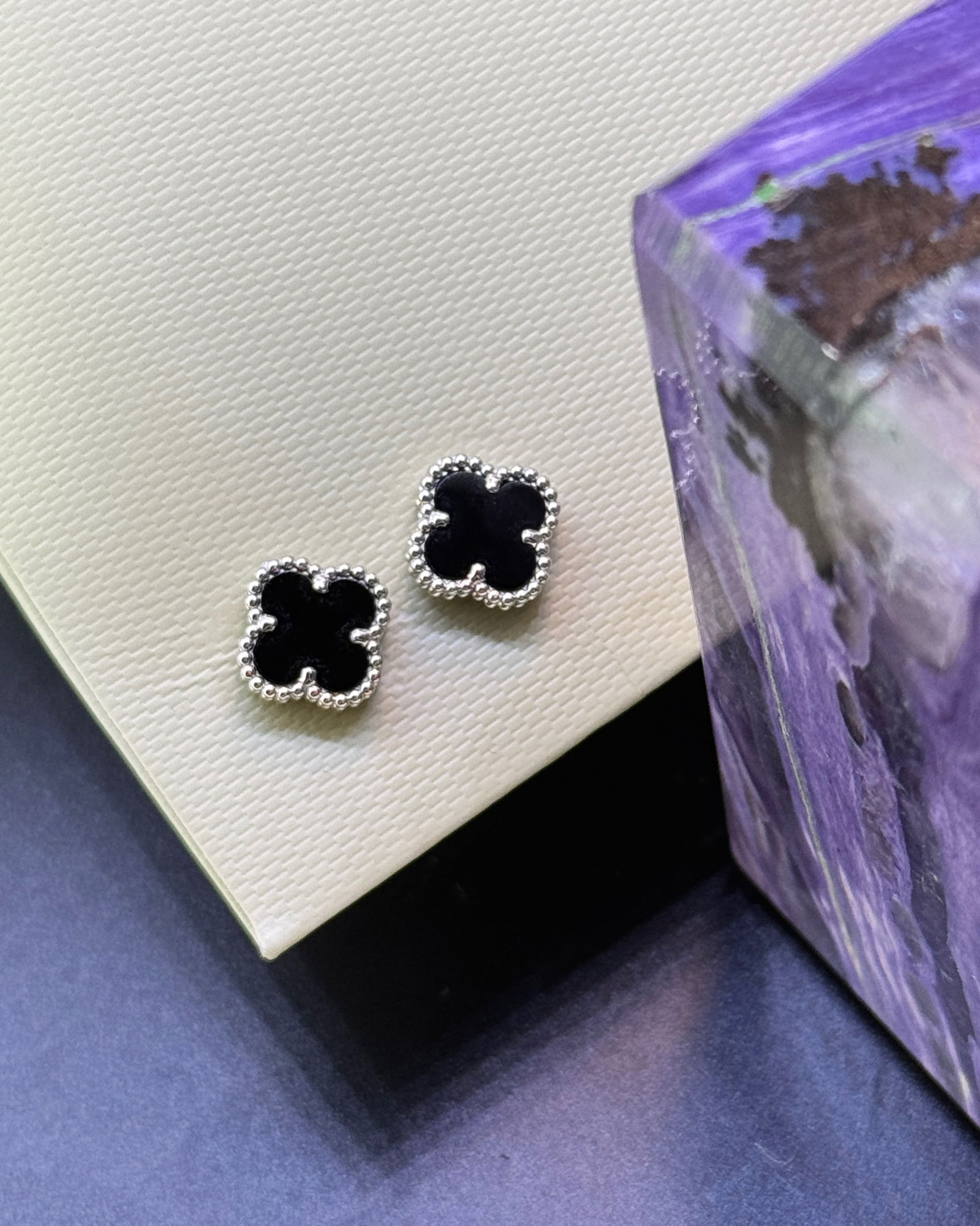 Van Cleef & Arpels Sweet Alhambra Earstuds, 18K White gold, Onyx: Brand: Van Cleef & Arpels. Condition: Like new. Metal: 18K White gold. Gemstone: Onyx.Gemstone Count: 2 Stones. Comes in original box or pouch