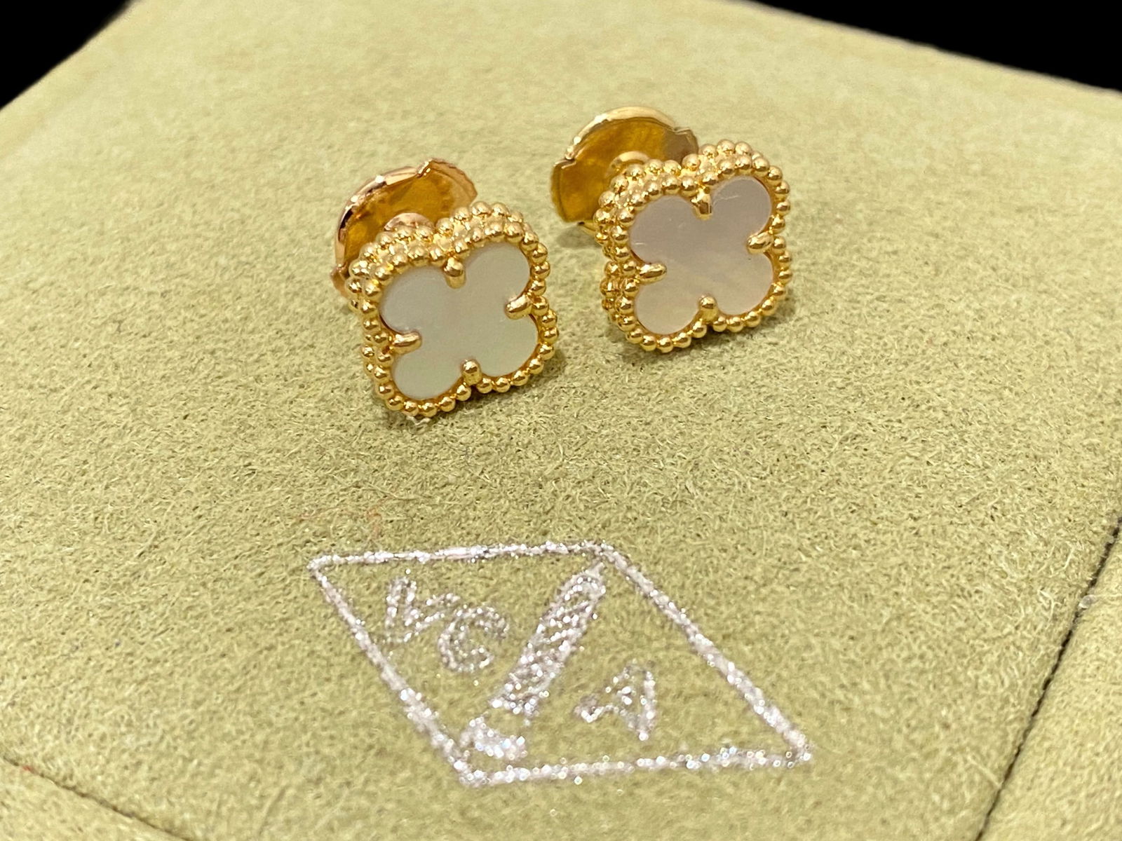Van Cleef & Arpels Sweet Alhambra Earstuds, 18K Yellow gold, Mother of pearl: Brand: Van Cleef & Arpels. Condition: Like new. Metal: 18K Yellow gold.Gemstone: Mother of pearl. Gemstone Count: Mother of pearl 2 Stones. Comes in original box or pouch
