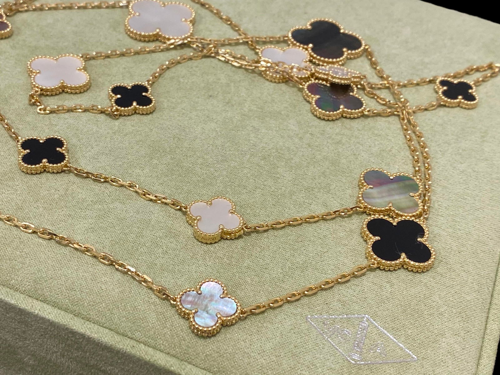 Van Cleef & Arpels Magic Alhambra Mother-of-pearl and Onyx 16 motifs long necklace in 18k Yellow (1 of 6)