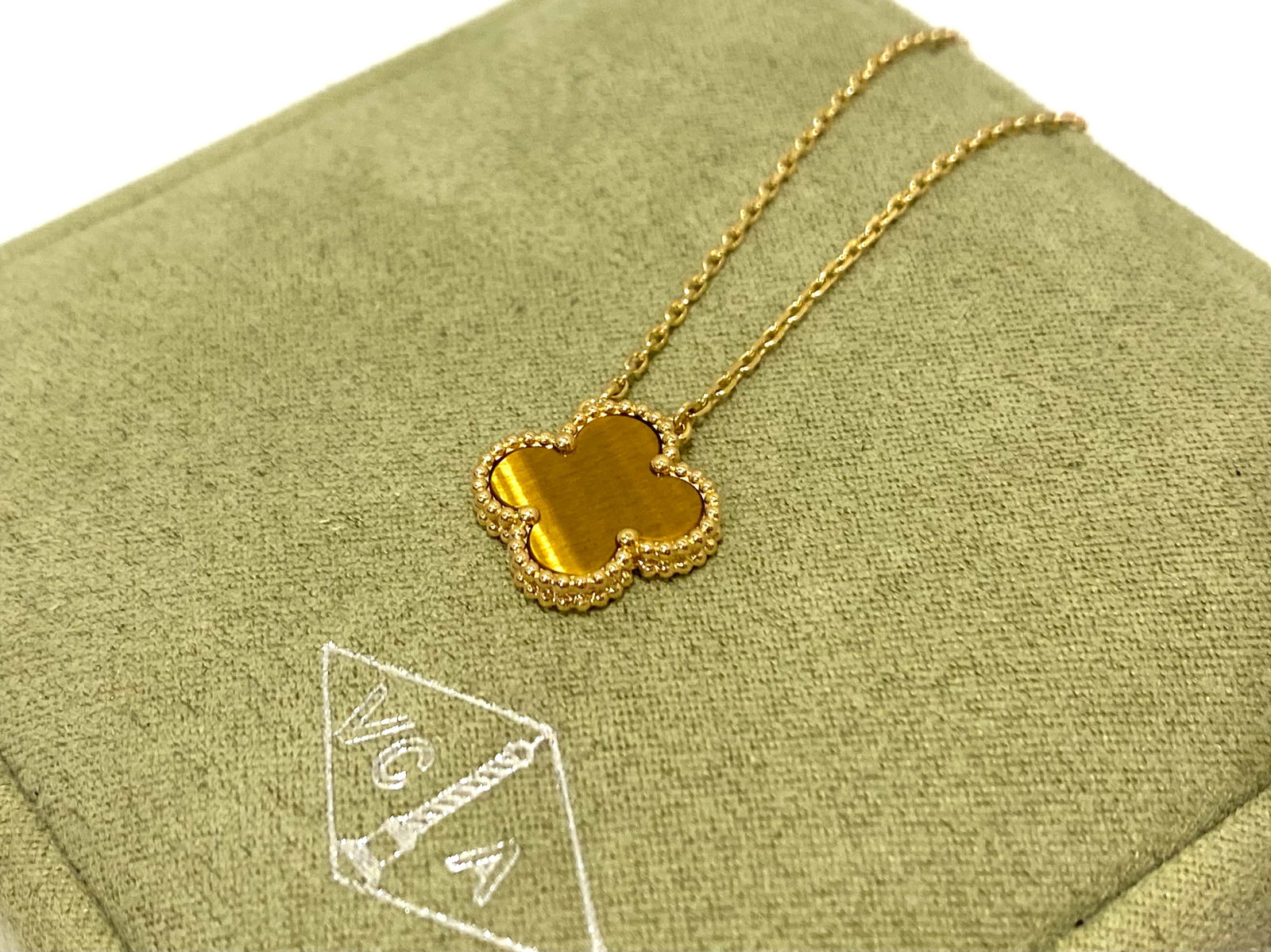 Van Cleef & Arpels Vintage Alhambra pendant Tiger Eye and 18k Yellow gold (1 of 6)