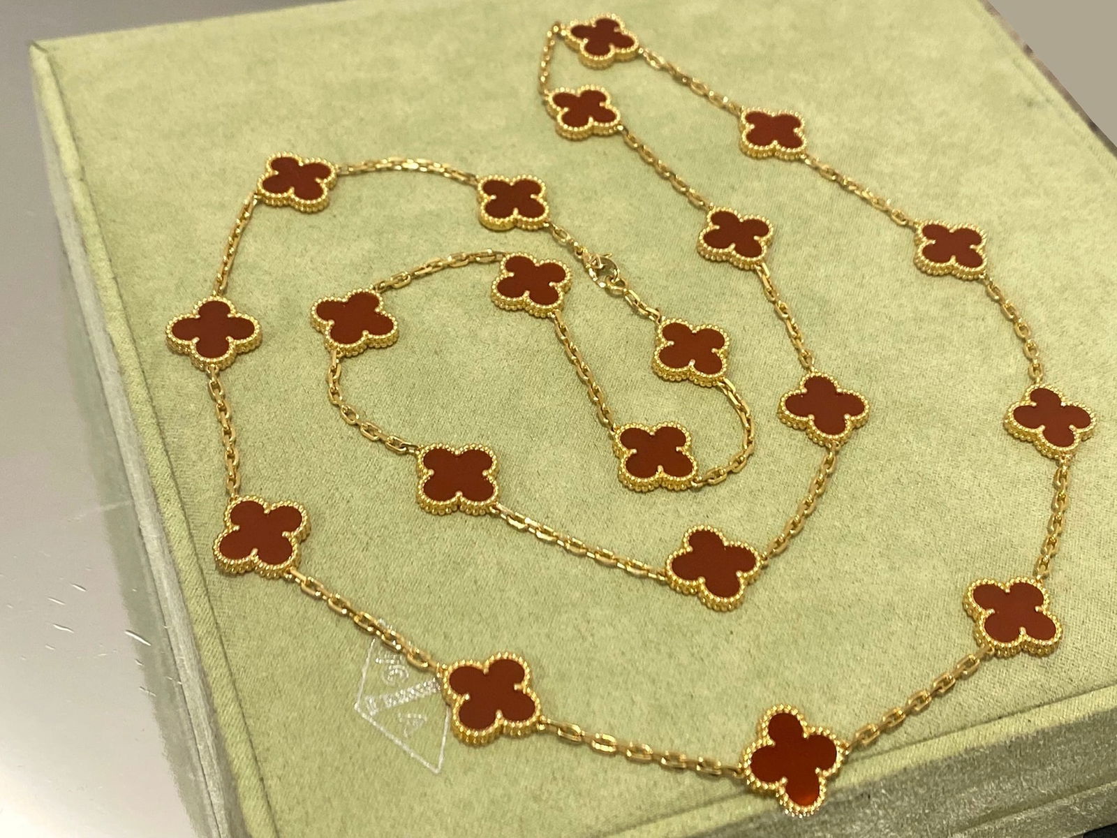 Van Cleef & Arpels Vintage Alhambra long necklace, 20 motifs 18K Yellow gold, Carnelian (1 of 5)
