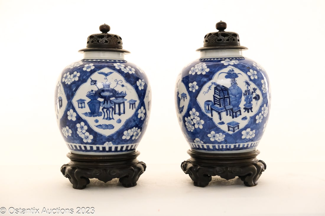Pair of Chinese blue and white covered porcelain vases (1 of 6)