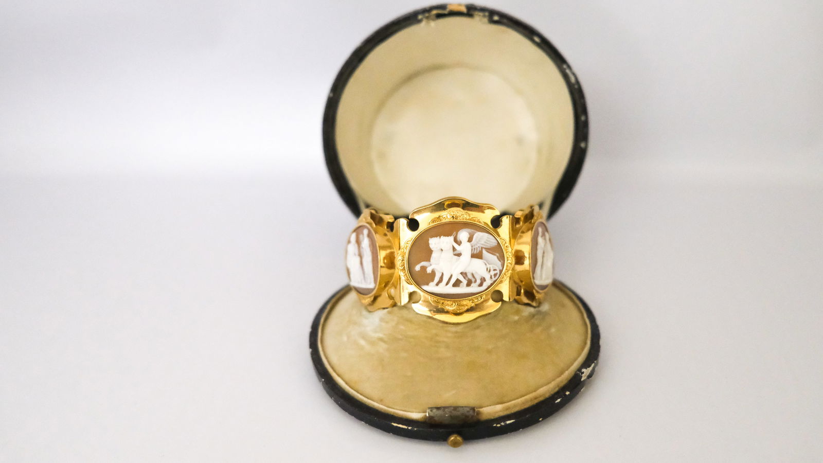 An 18k gold and cameo bracelet, 19th c in fitted case (1 of 5)