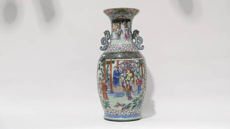 A fine decorated large Chinese famille rose porcelain vase