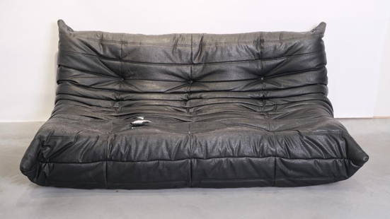 A vintage Ligne Roset sofa design by Michel Ducaroy, 1990: A vintage Ligne Roset sofa design by Michel Ducaroy, 1990. Two- seater in black leather. Condition: IMPORTANT tear, otherwise in good condition. Width: 105 cm Length: 165 cm Height: 75 cm