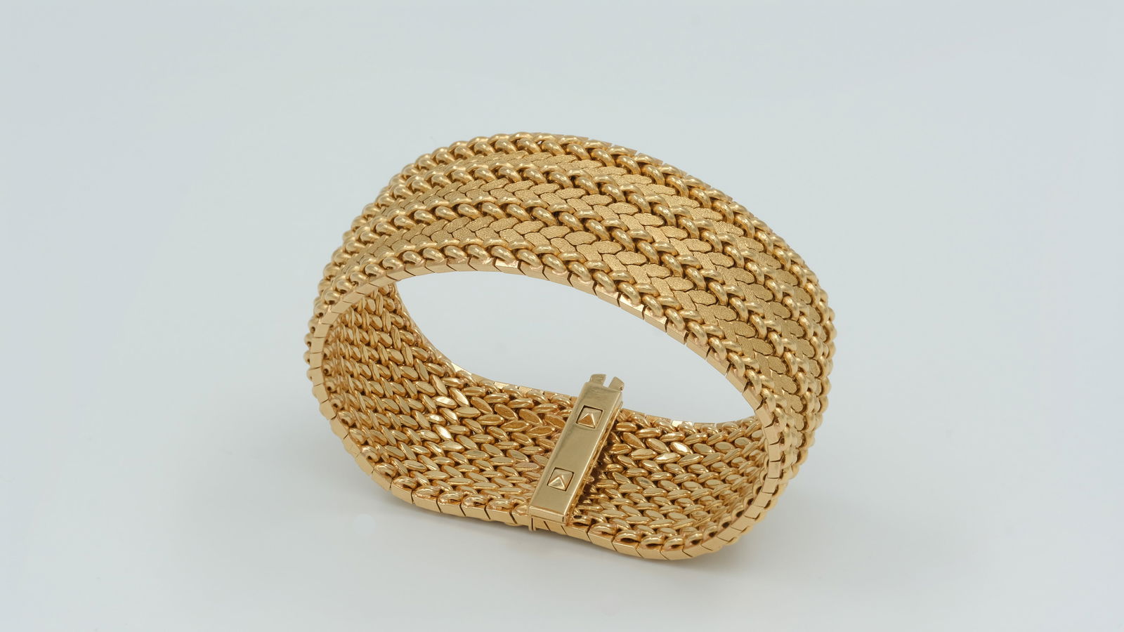 A fine 18 ct gold bracelet, 1950's-60's (1 of 4)