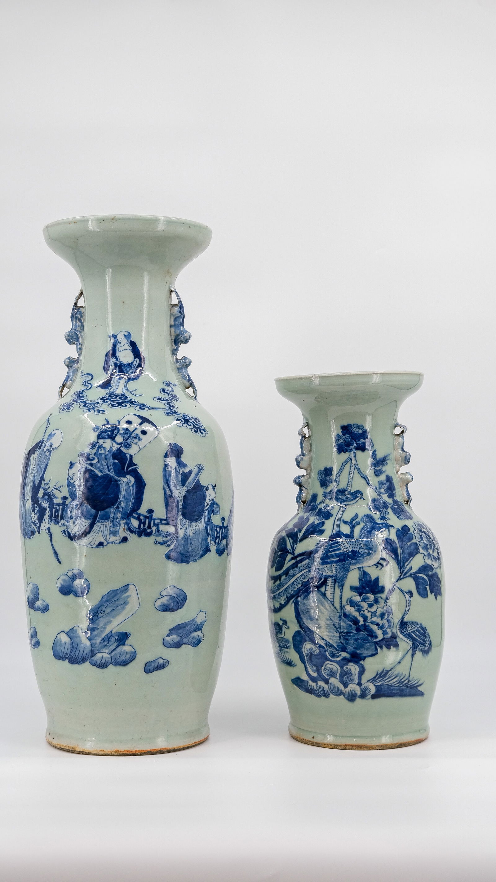 A lot of two Chinese blue and white porcelain vases (1 of 8)