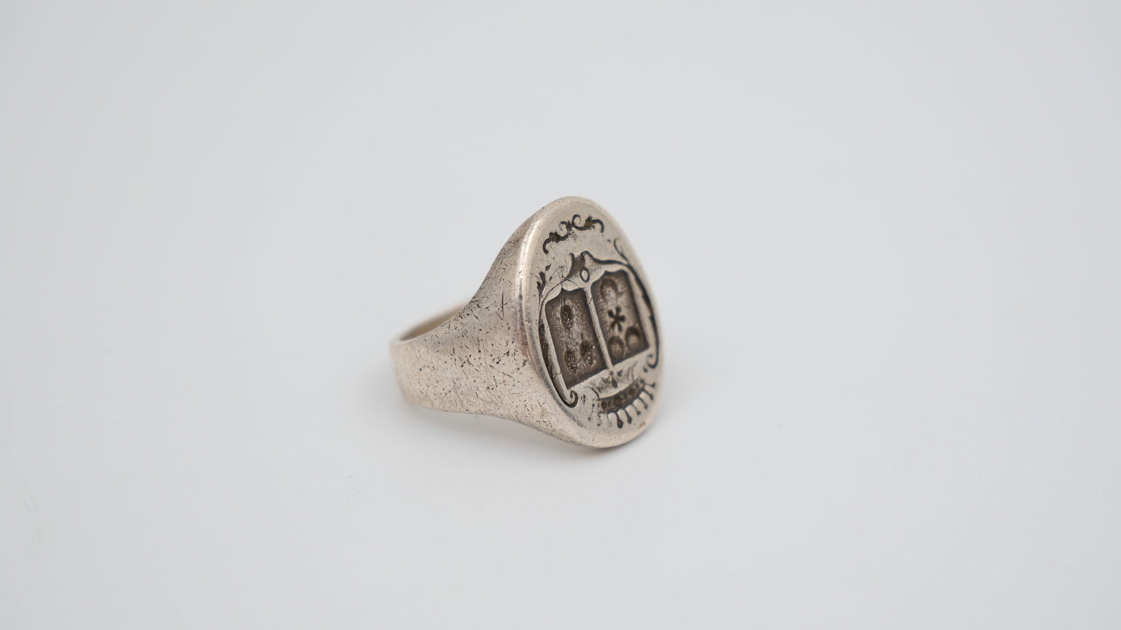 An early Silver coat of arms decorated seal ring. 18th/19th Century (1 of 4)