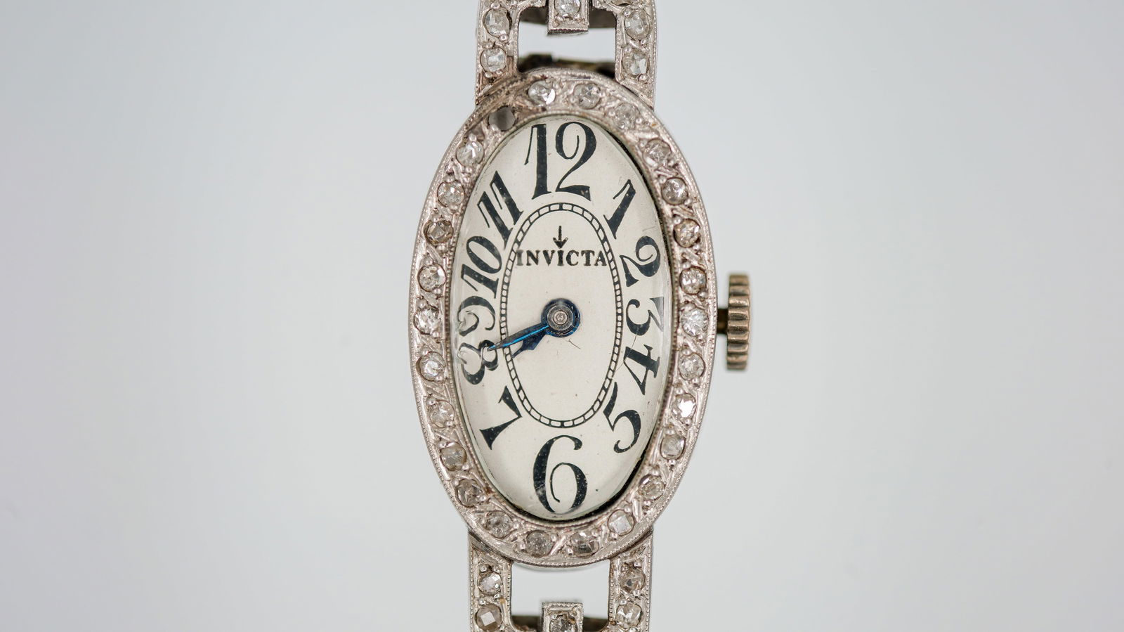 An Art deco platinum and diamond lady's watch by Invicta. 1920-1930's: An Art deco platinum and diamond lady's watch by Invicta. 1920-1930's. Width: 1,5 cm Condition: Working but has been out of maintenance for a long time.