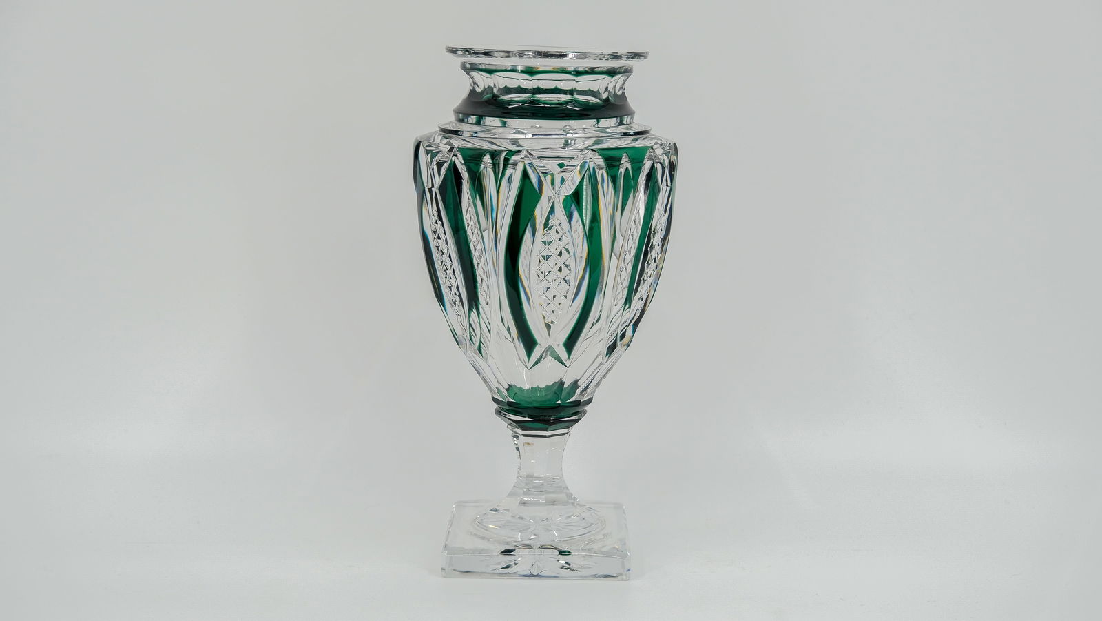 A Val Saint-Lambert green emerald crystal jupiter vase. Signed at the bottom.: A Val Saint-Lambert green emerald crystal jupiter vase. Signed at the bottom. 20th Century. Height: 30cm
