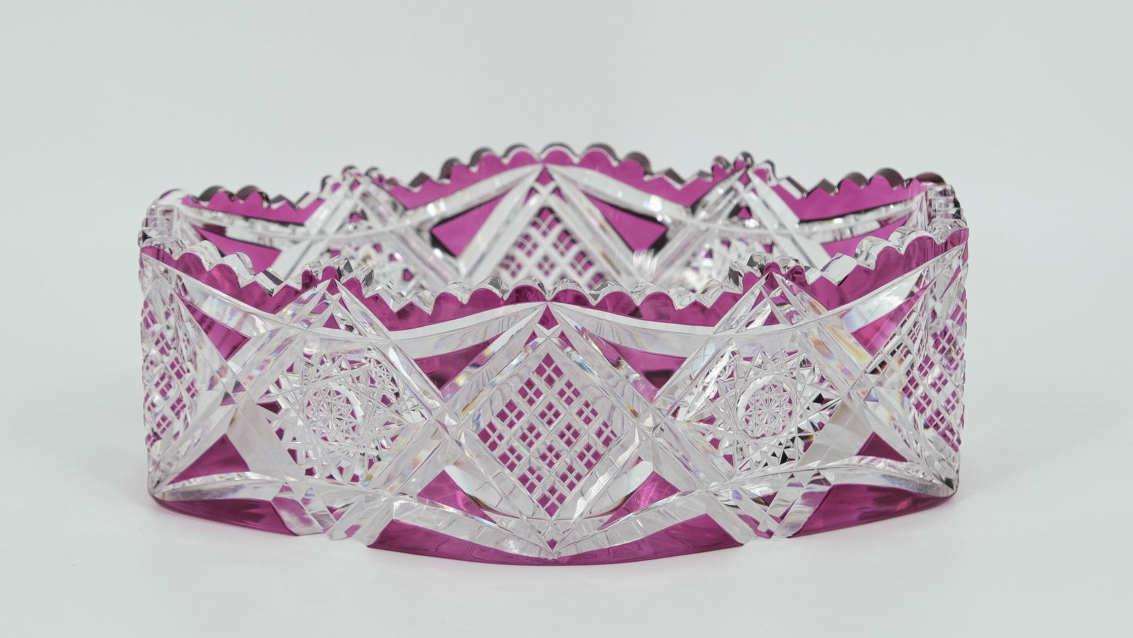 A Val-Saint-Lambert cut crystal jardinière colored in purple: A Val-Saint-Lambert cut crystal jardinière colored in purple. Litt. "American cut" VSL Catalogue 1908. 1st half 20th Century. Height: 8cm - W: 23,5 cm