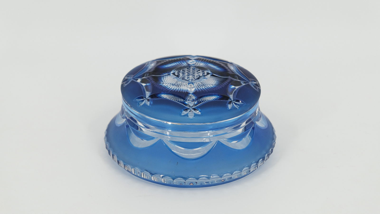 An art-deco bonbonnière of Val-Saint-Lambert in blue cut crystal by Joseph Simon: An art-deco bonbonnière of Val-Saint-Lambert in blue cut crystal modelled by Joseph Simon 'Gabrielle' S/21. Circa 1920. Litt. VSL catalogue Cristaux de fantasie 1926. Height: 5cm - Wide: 12