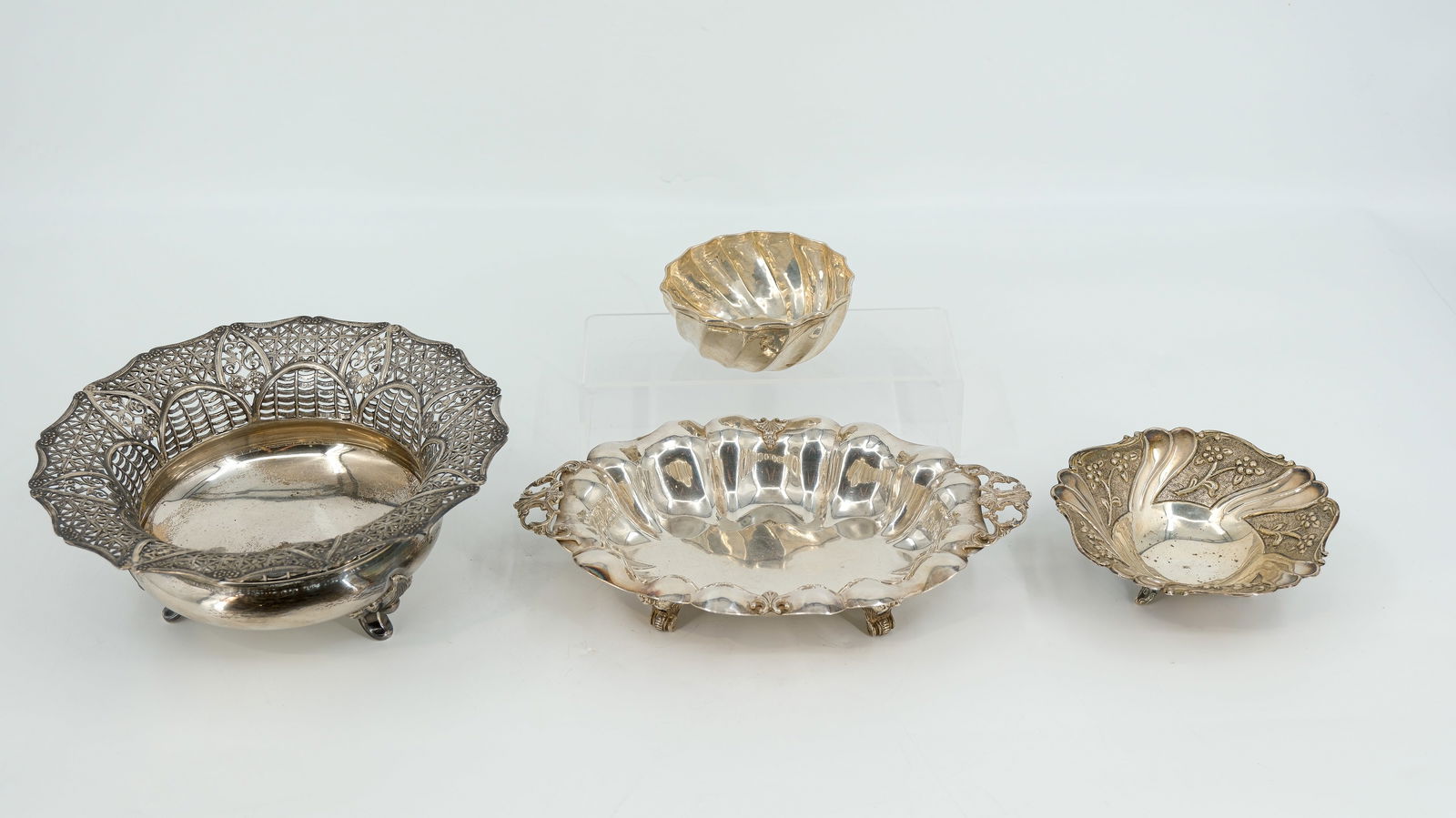 A lot of three various Silver footed baskets, and one Silver bowl. Hallmarks and 19th/20th Century. (1 of 13)