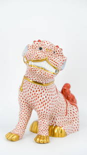 A Hungarian Herend decorated and glazed porcelain figure of a Foo dog: A Hungarian Herend decorated and glazed porcelain figure of a Foo dog. Marked. Herend, Hungary, late 20th century. H: 25,5 cm