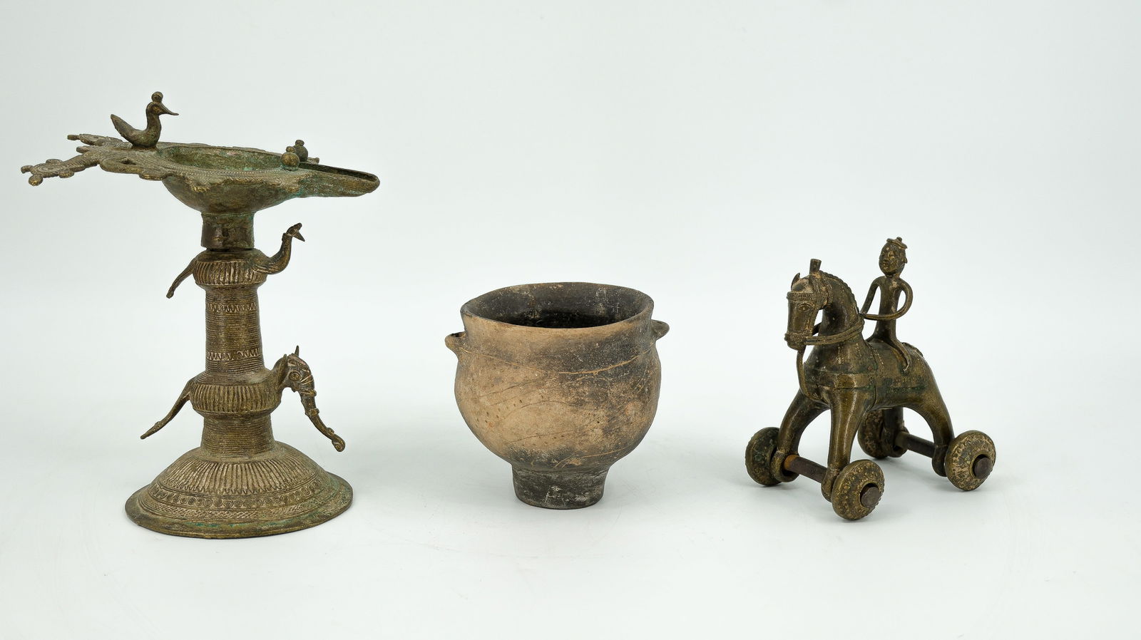 An Indian brass horse and rider figurative toy, added a Middle Ages-style earthenware pot (1 of 18)