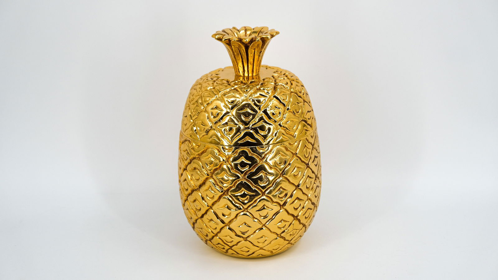 An anonymous vintage gilded brass pineapple ice bucket: An anonymous vintage gilded brass pineapple ice bucket with mounted glass inside. Probably Italy, circa 1980s. H: 27,5 cm