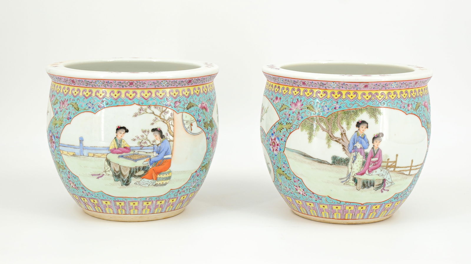 A lot of two Chinese Republic Famille rose decorated and glazed porcelain fish bowls (1 of 10)