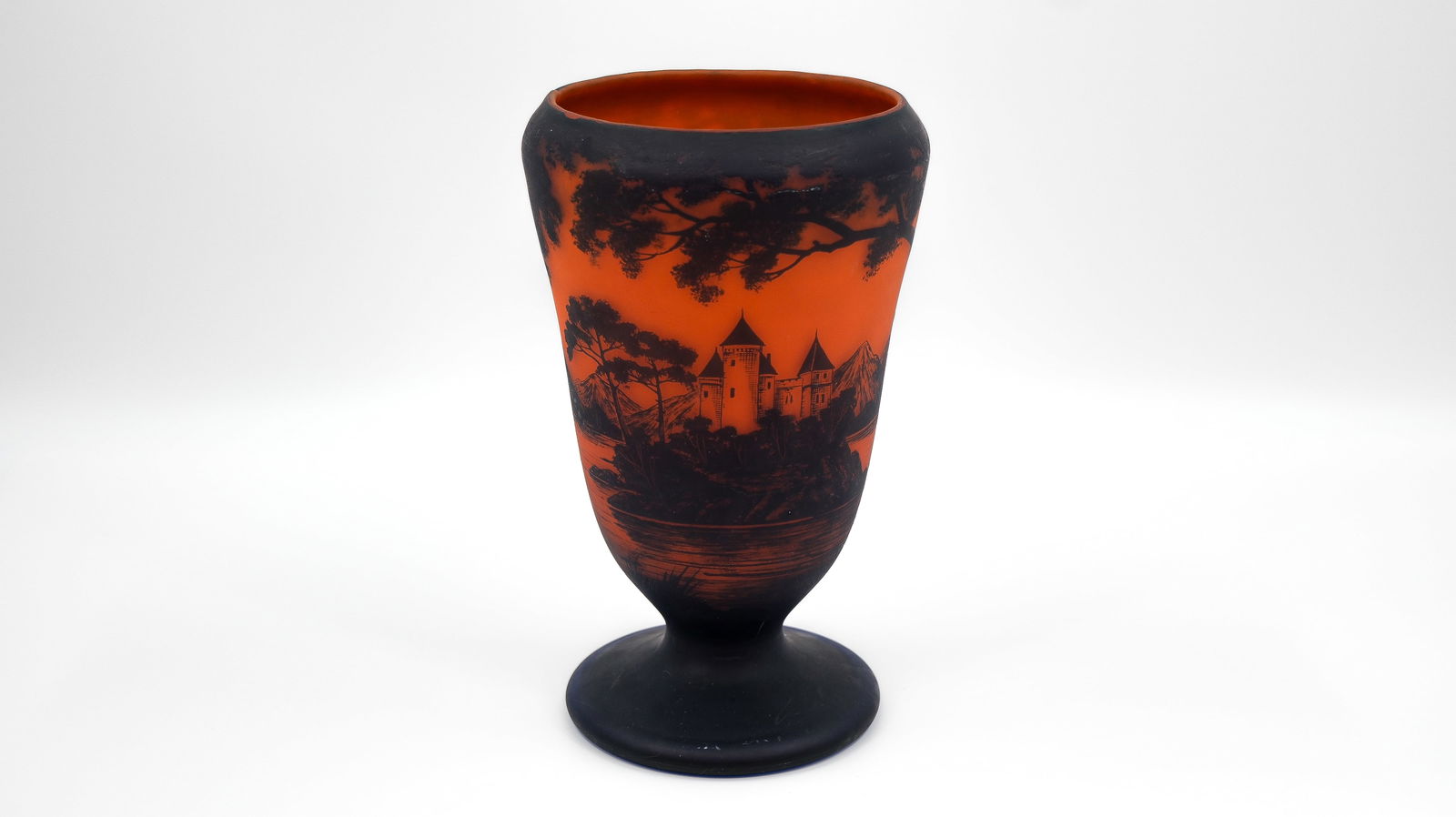 An Art Nouveau cameo glass vase by Richard: An Art Nouveau cameo glass vase by Richard, probably for LOETZ. Signed and dated to circa 1920s. H: 28 cm