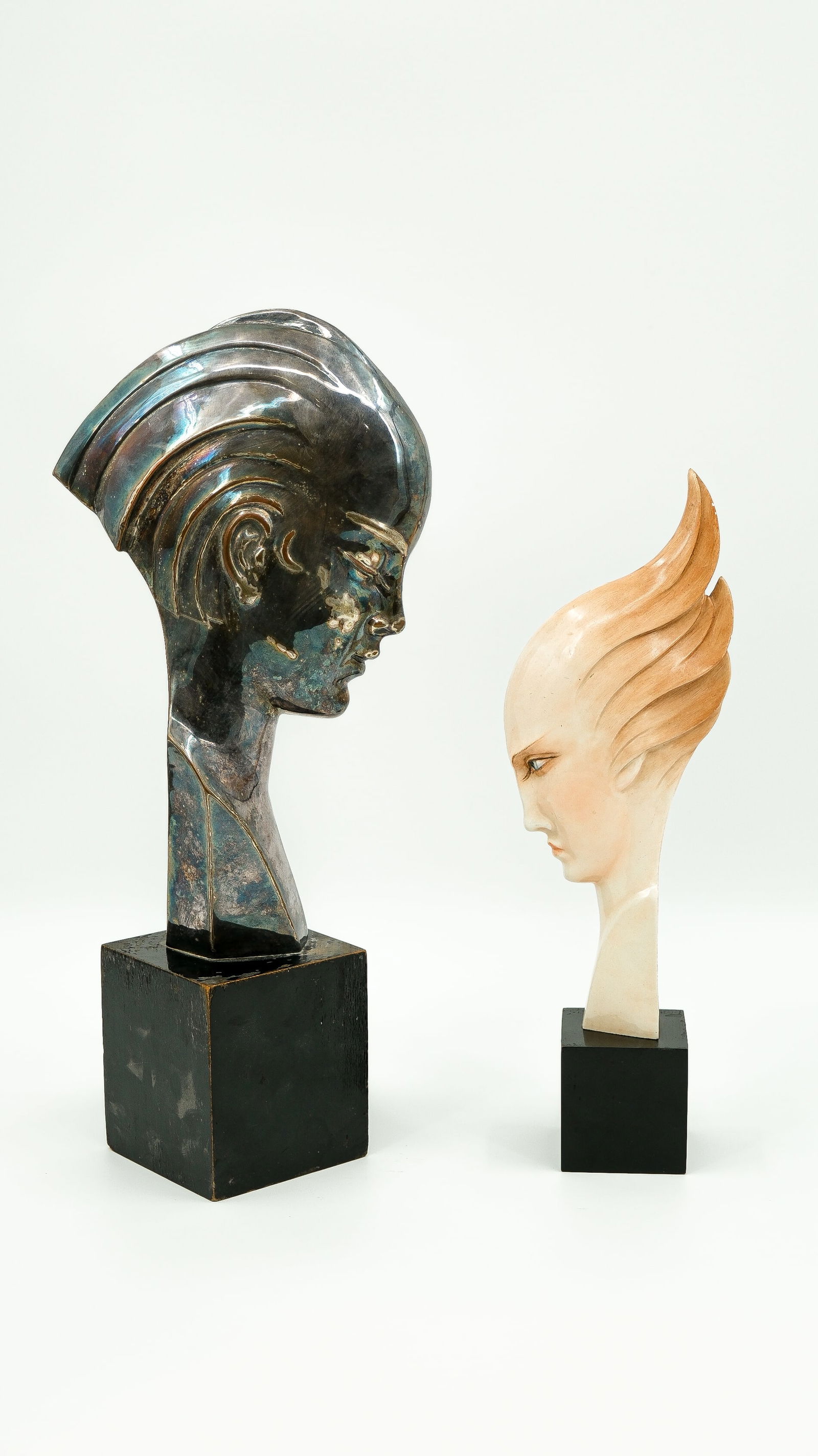 Guido CACCIAPUOTI (1892 1953) - A composed lot of two Art Deco style bust figurines: Guido CACCIAPUOTI (1892 1953) A composed lot of two Art Deco style bust figurines, mounted on wooden bases. One is polychrome decorated ceramic, and the other is silver-plated. Italy, 20th century. H: