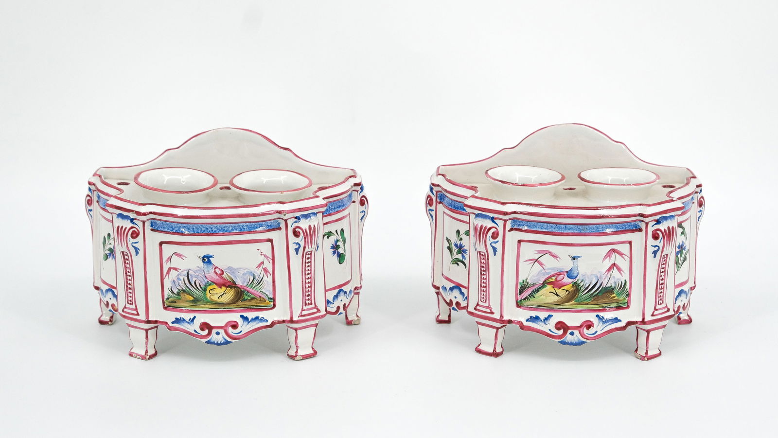 A set of two French majolica glazed ceramic flower pots: A set of two French majolica glazed ceramic flower pots. Hand-painted with bird and pheasant scenes. Probably Saint Clément, 19th/20th century. H: 13 cm - W: 16,5 cm