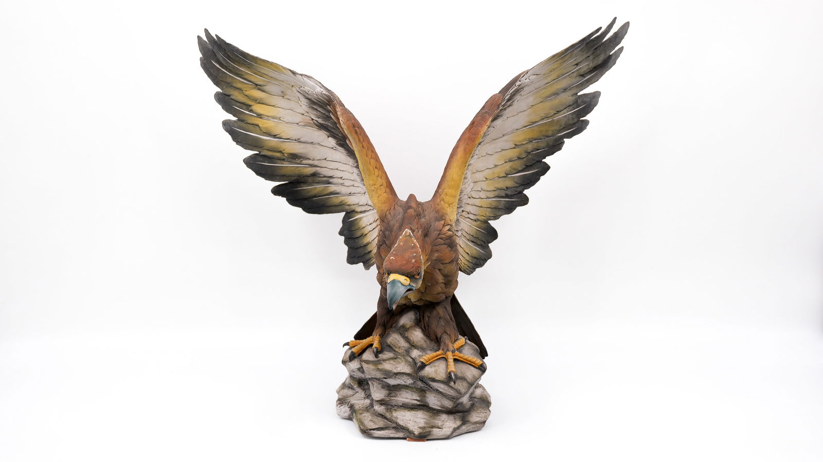 An imposing 20th century Italian Capodimonte figure of an eagle sitting on a rock: An imposing 20th century Italian Capodimonte figure of an eagle sitting on a rock. Marked EDUARDO TOSCA and late 20th century. H: 48 × W: 52 cm