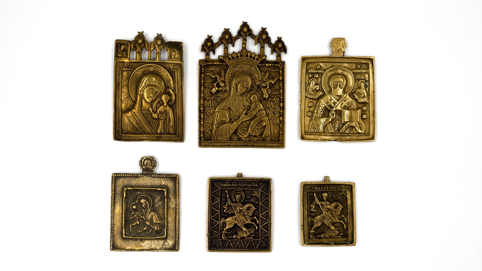 A lot of six antique Russian cast bronze decorated plaques: A lot of six antique Russian cast bronze decorated plaques including the Mother of God, Saint Nicholas and Saint George in various forms and decorative styles. 19th century. H: 6,7 - W: 5,3 cm, smal