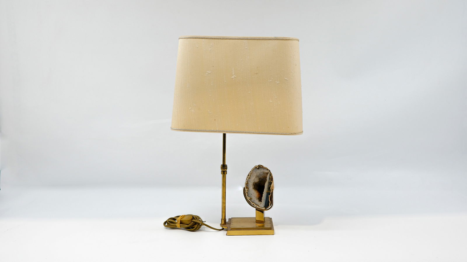 A vintage gilded brass and agate stone mounted table lamp: A vintage gilded brass and agate stone mounted table lamp in the manner of Willy DARO (1925-1990). Circa 1970s. H: 56 cm