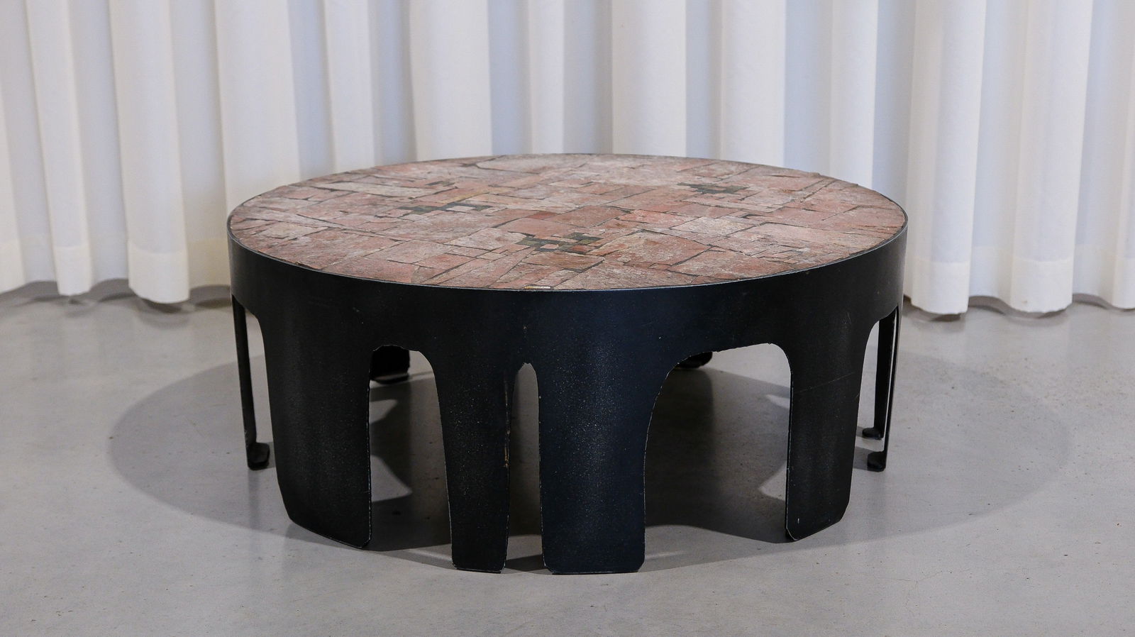 Pia MANU (XX) a vintage round coffee table of purple slate stone and a brutalist steel frame: Pia MANU (XX). A vintage round coffee table of purple slate stone and a brutalist steel frame. Marked. Circa 1960-1970s. H: 30 - W: 80 cm