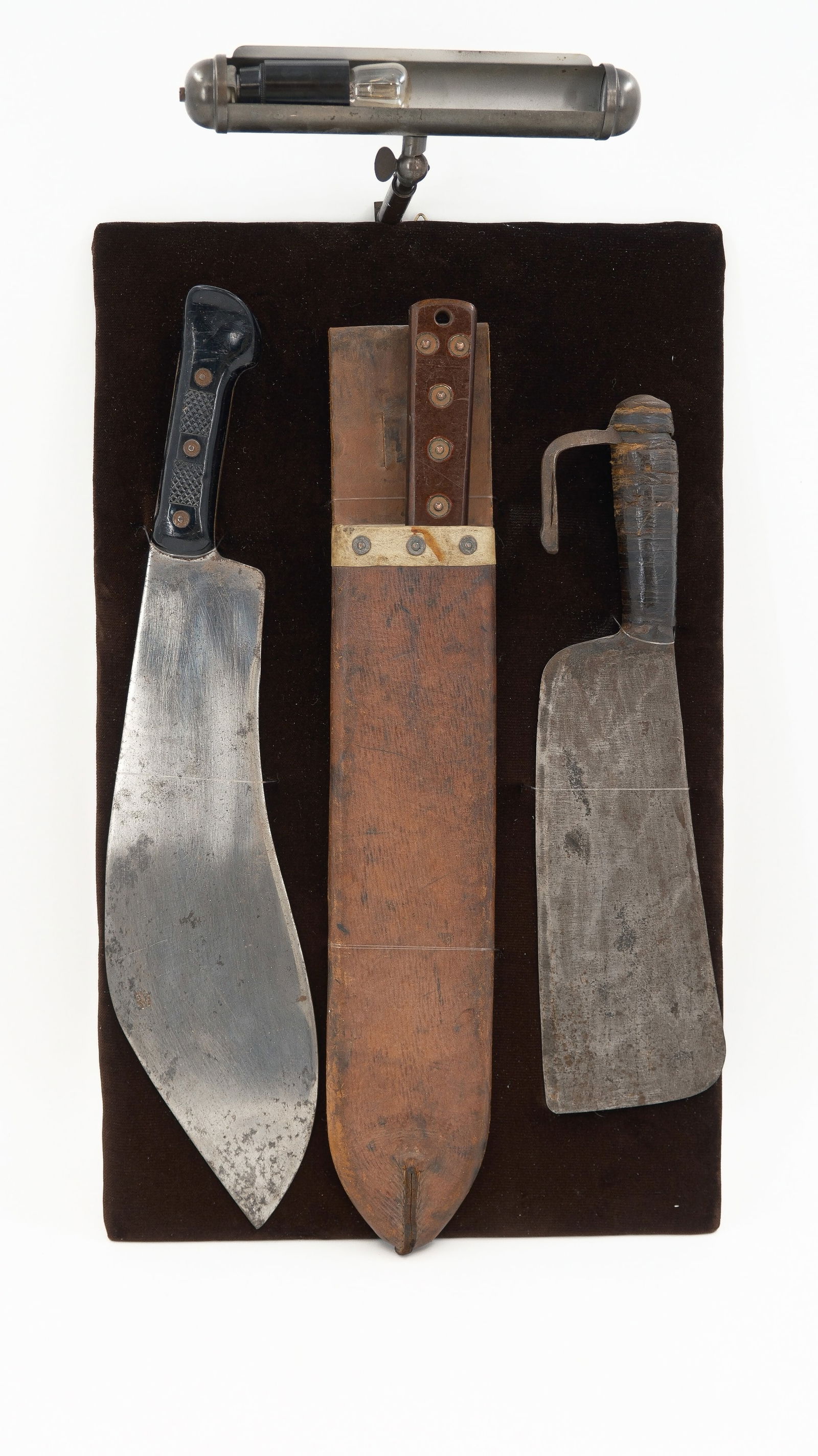 A composed lot of three various antique machete knives: A composed lot of three various antique machete knives. 19th/20th century. L: 38 - 51 cm