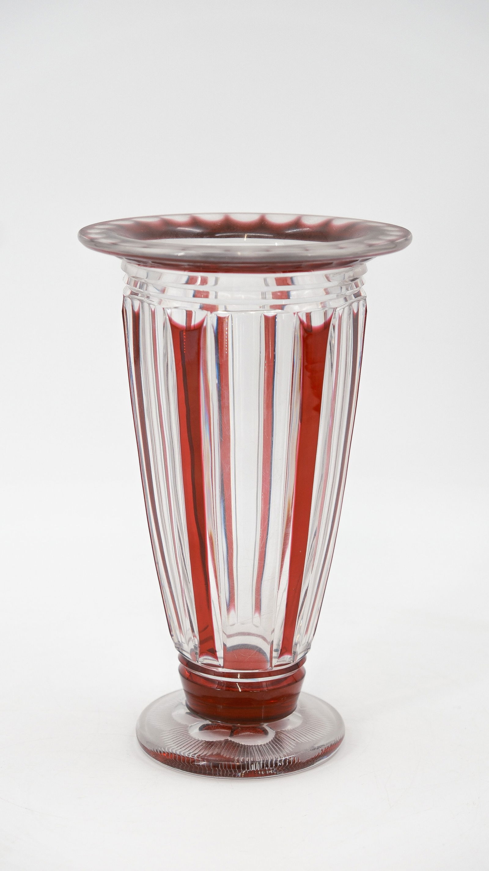 A Belgian red and clear cut crystal Art Deco vase by Val Saint Lambert model Ardennes: A Belgian red and clear cut crystal Art Deco vase attributed to Joseph Simon for Val Saint Lambert model Ardennes. First half 20th century. H: 25,5 cm