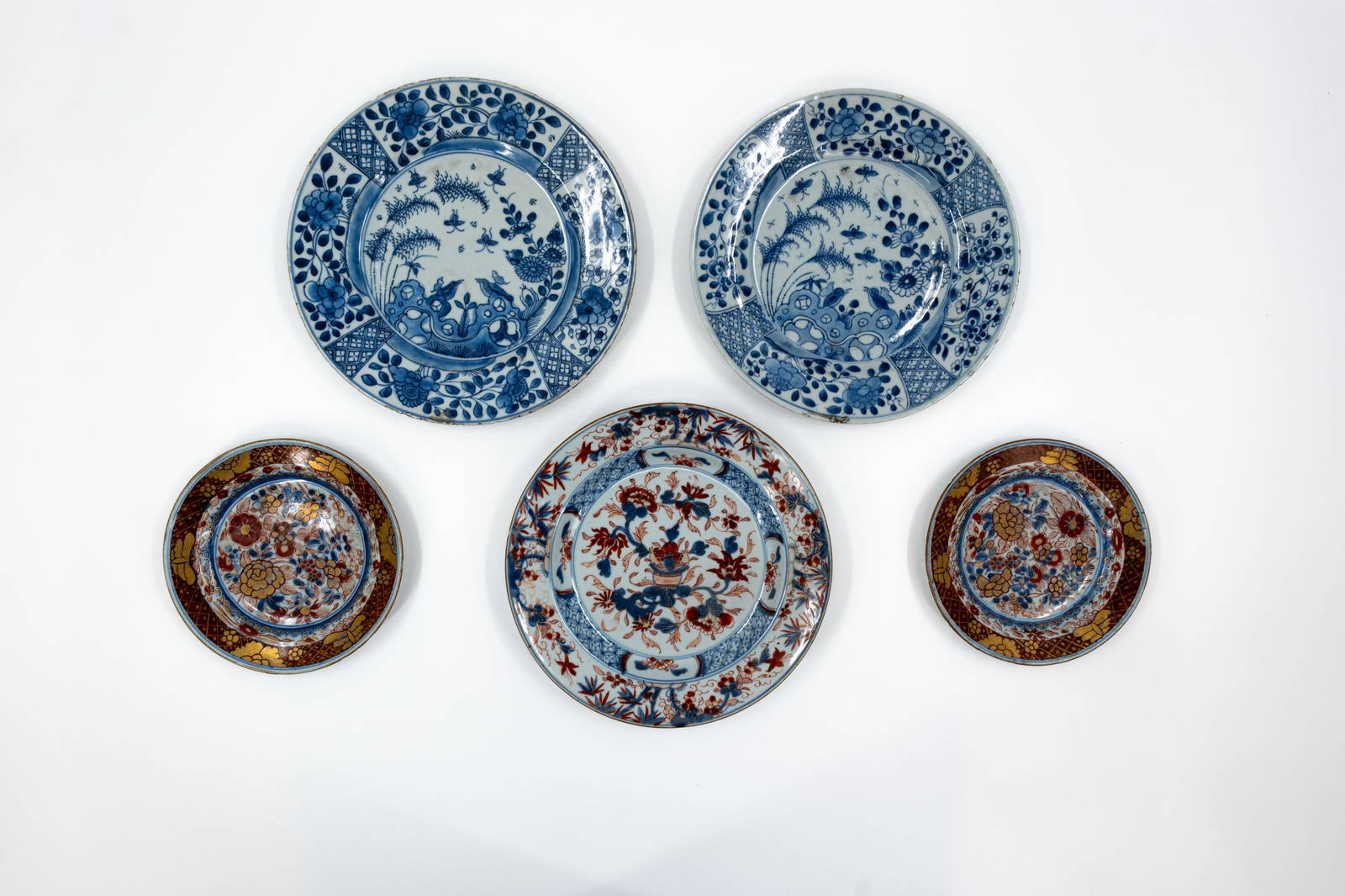 A composed lot of five Chinese blue and white and Imari style flora decorated porcelain plates