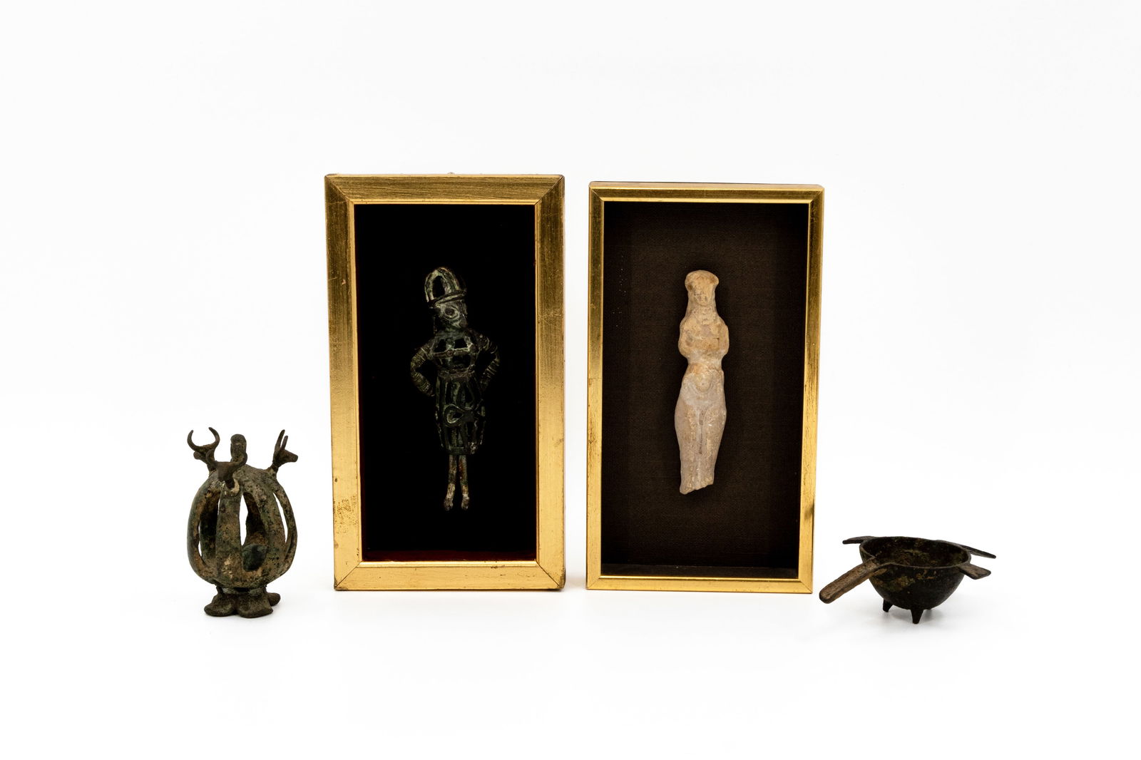 A composed lot of 4 antique bronze and terra figures and objects: A composed lot of 4 antique bronze and terra figures and objects. Consisting of: - one probably Byzantine bronze oil lamp. - one openwork rattle bell. - one Byblos-figure.