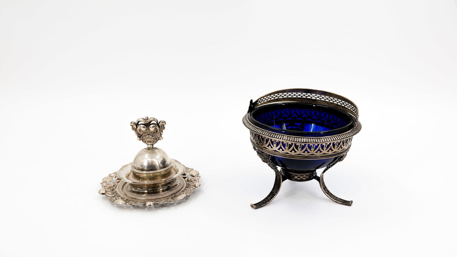 A lot of two antique various decorated silver objects (1 of 16)